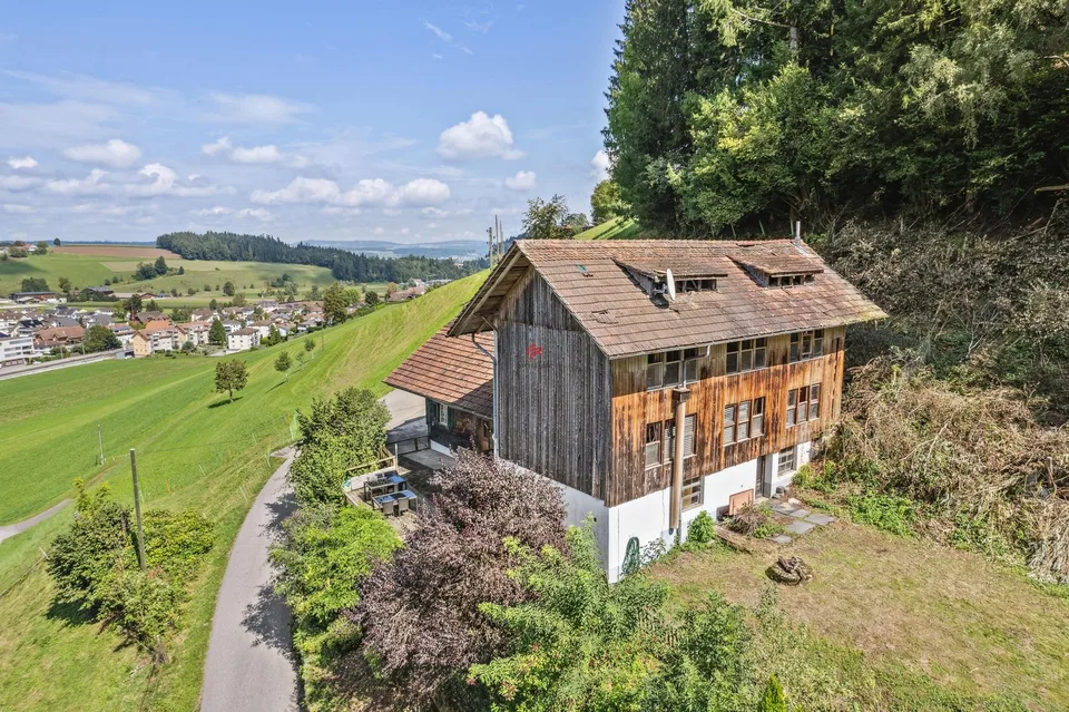 Maison de ferme avec grange comme oasis de bien-être dans la nature idyllique