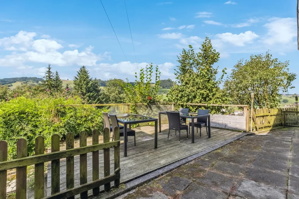 Maison de ferme avec grange comme oasis de bien-être dans la nature idyllique