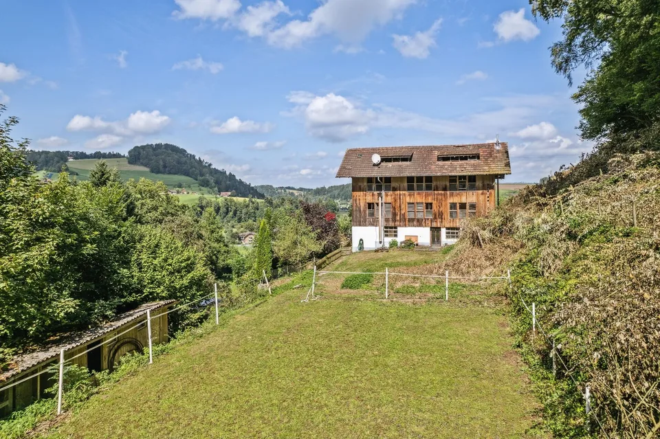 Maison de ferme avec grange comme oasis de bien-être dans la nature idyllique