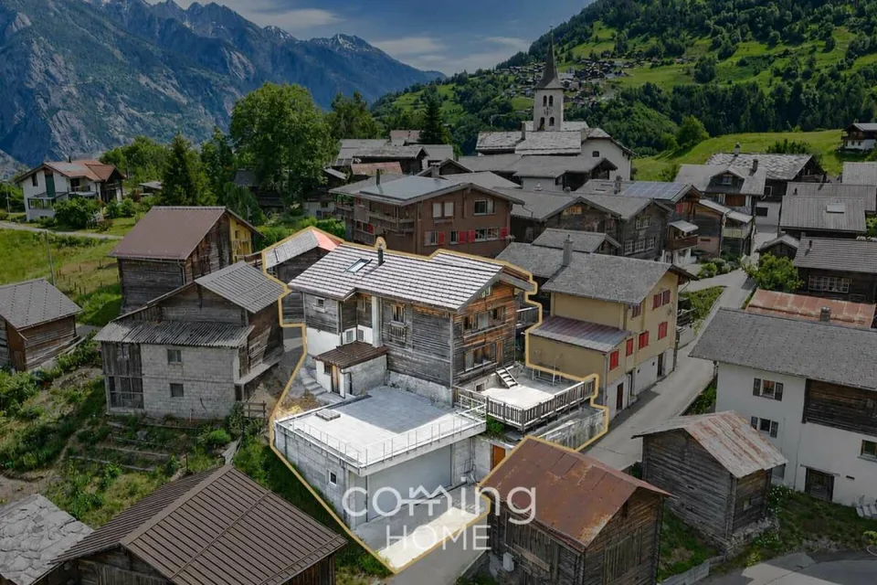 Viel Platz und Alpenpanorama - Zweifamilienhaus mit Stall und Doppelgarage in Unterems
