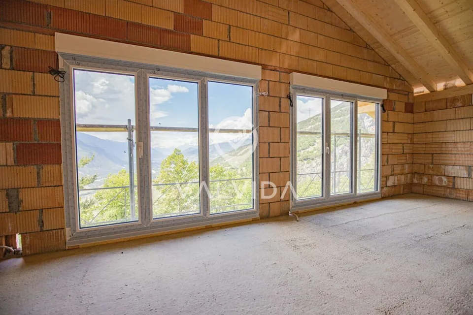 Votre nouveau chez-vous au milieu de la nature. Un refuge avec une vue lointaine