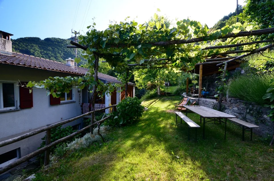 Über den Seen sonniges Zweifamilienhaus