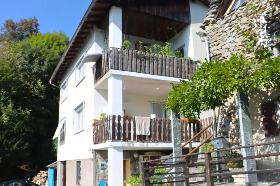 Casa bifamiliare soleggiata vicino ai laghi