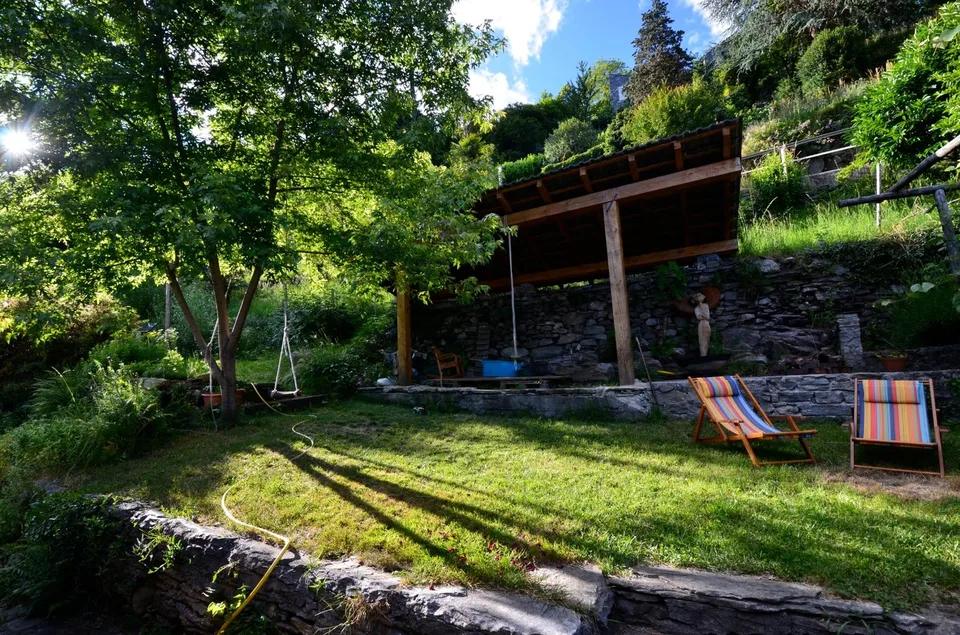 Casa bifamiliare soleggiata vicino ai laghi