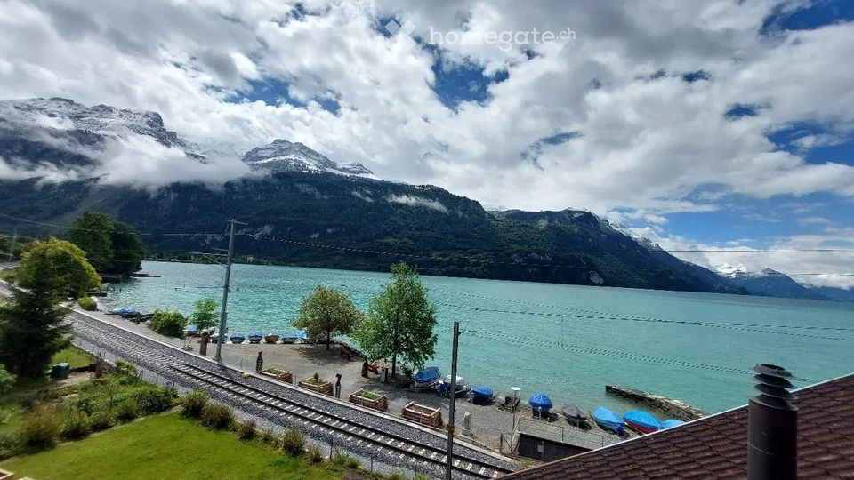 Incantevole appartamento di 3,5 locali in un edificio storico con vista mozzafiato sul lago a Brienz