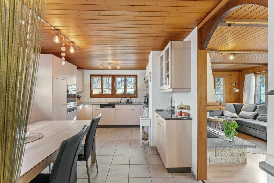 Einfamilienhaus mit Aussicht: Chalet-Traum in der Landwirtschaftszone