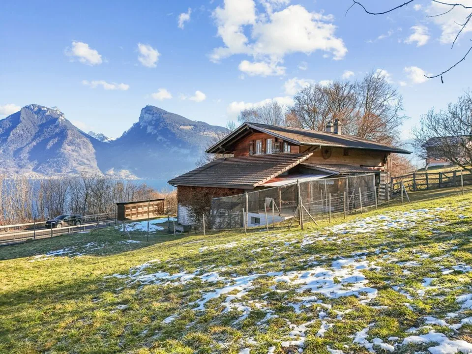 Einfamilienhaus mit Aussicht: Chalet-Traum in der Landwirtschaftszone