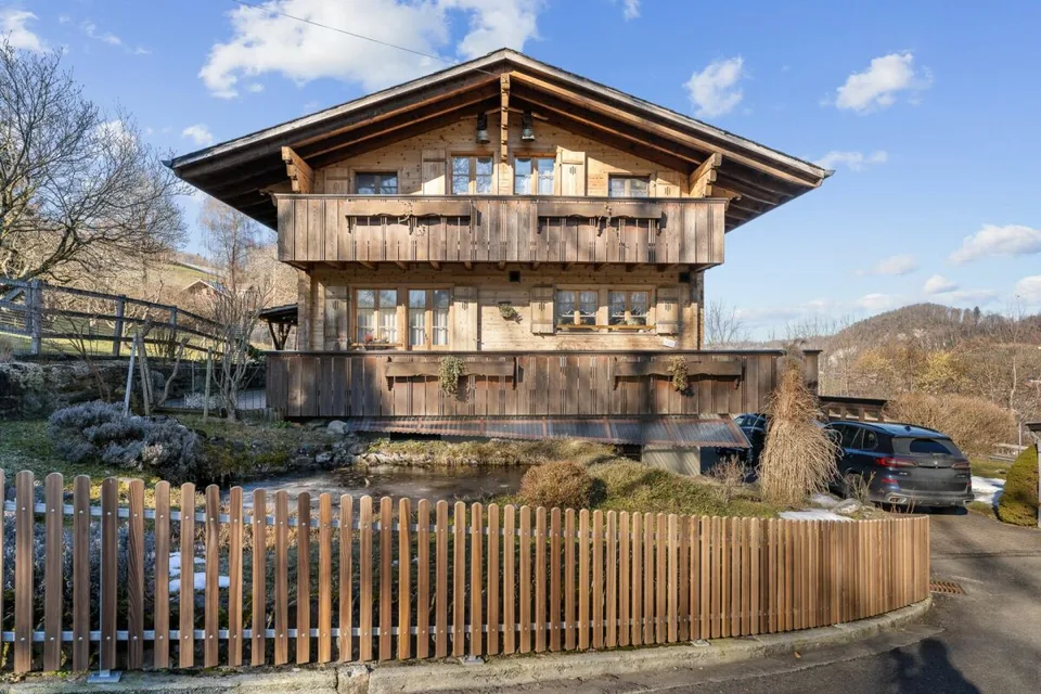 Einfamilienhaus mit Aussicht: Chalet-Traum in der Landwirtschaftszone