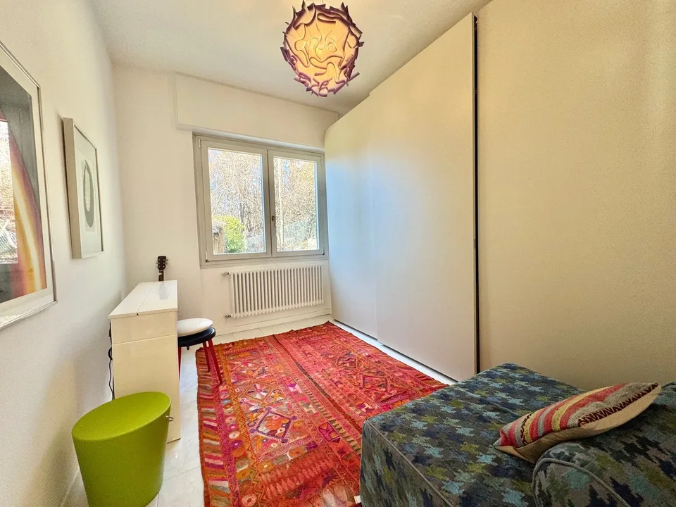 Schöne und moderne Villa in ruhiger und sonniger Lage mit privatem Pool und traumhaftem Seeblick – Foto 10 von 26