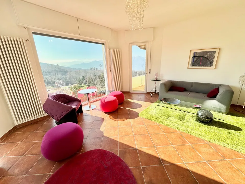 Belle et moderne villa dans un endroit calme et ensoleillé avec piscine privée et vue imprenable sur le lac