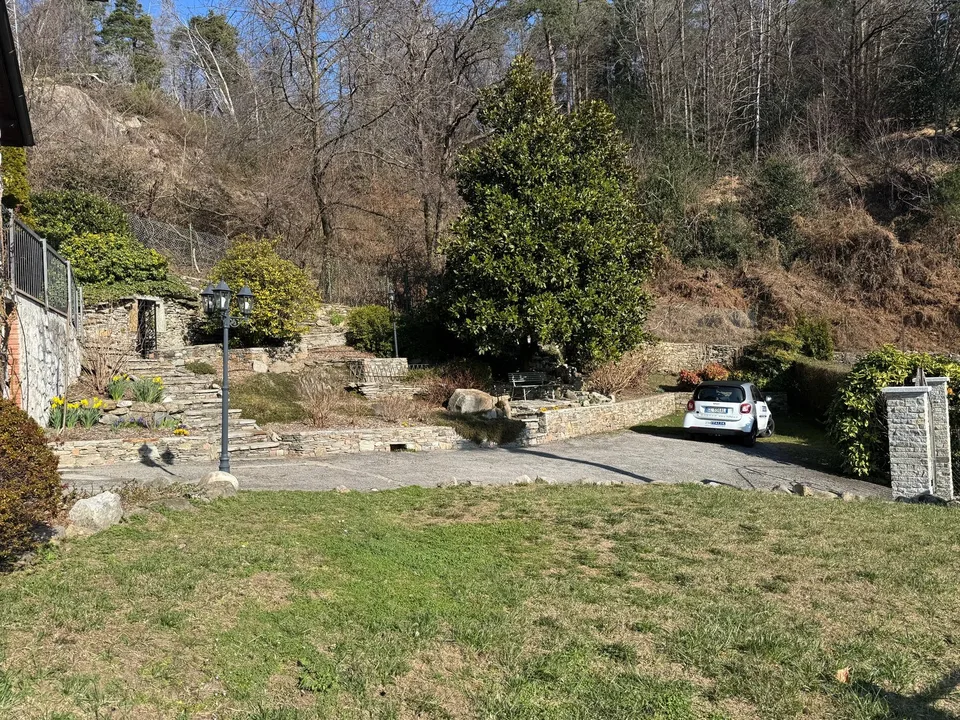 Schöne und moderne Villa in ruhiger und sonniger Lage mit privatem Pool und traumhaftem Seeblick – Foto 25 von 26