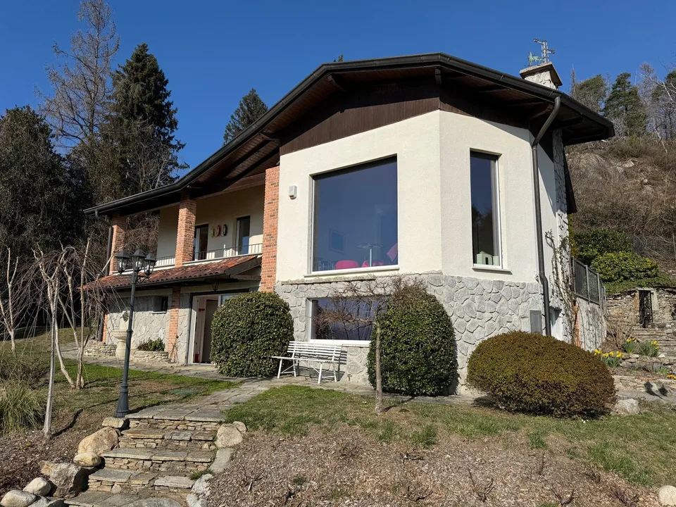 Schöne und moderne Villa in ruhiger und sonniger Lage mit privatem Pool und traumhaftem Seeblick