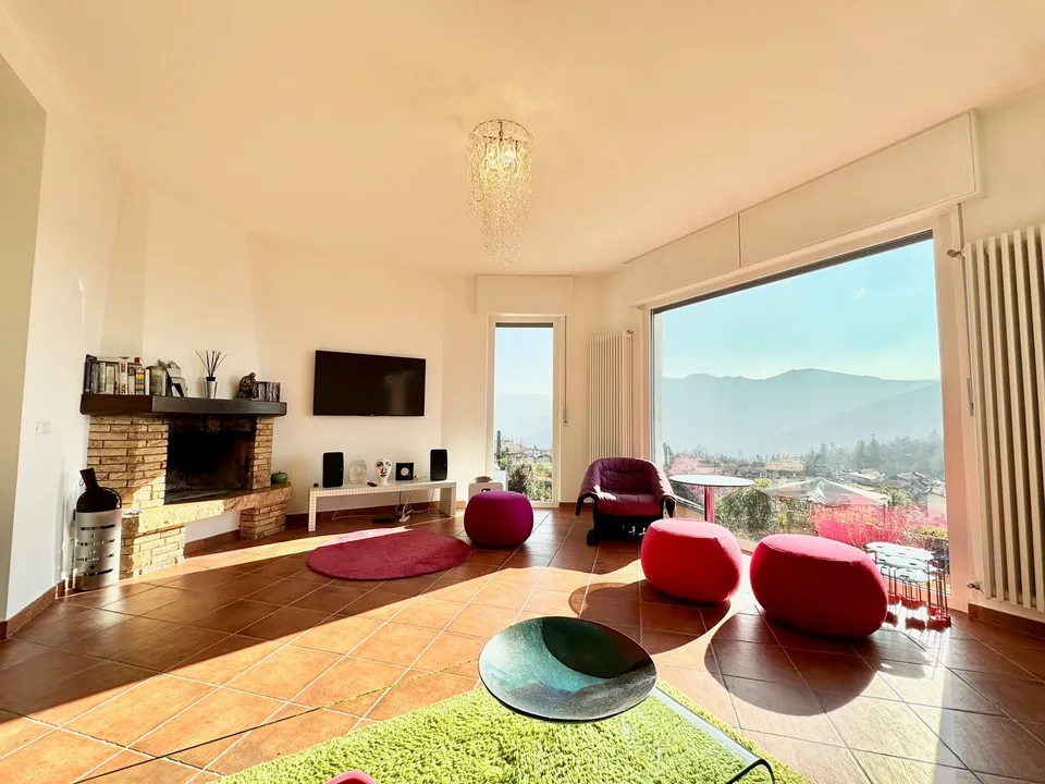 Belle et moderne villa dans un endroit calme et ensoleillé avec piscine privée et vue imprenable sur le lac