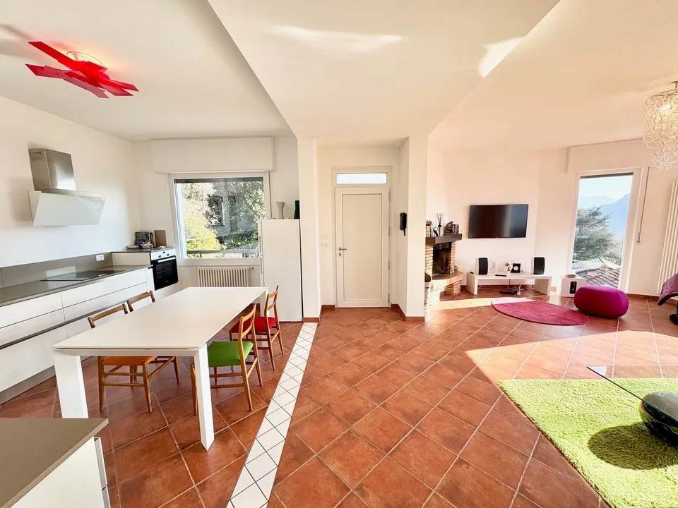 Belle et moderne villa dans un endroit calme et ensoleillé avec piscine privée et vue imprenable sur le lac