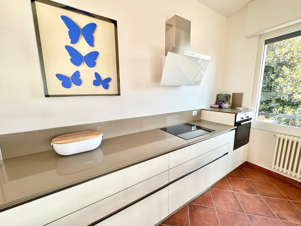 Schöne und moderne Villa in ruhiger und sonniger Lage mit privatem Pool und traumhaftem Seeblick – Foto 8 von 26