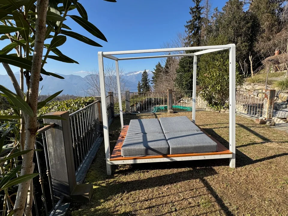 Schöne und moderne Villa in ruhiger und sonniger Lage mit privatem Pool und traumhaftem Seeblick – Foto 22 von 26