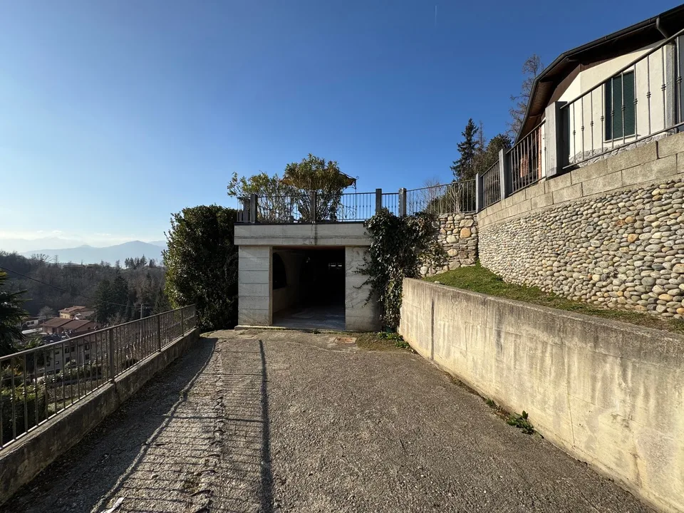 Schöne und moderne Villa in ruhiger und sonniger Lage mit privatem Pool und traumhaftem Seeblick – Foto 24 von 26