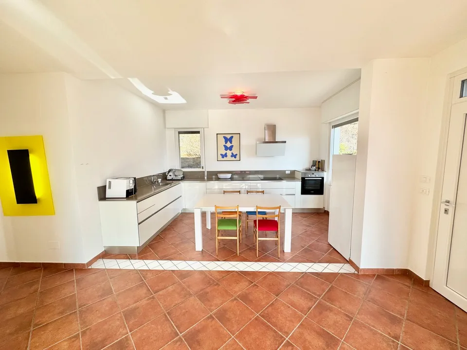 Schöne und moderne Villa in ruhiger und sonniger Lage mit privatem Pool und traumhaftem Seeblick – Foto 6 von 26