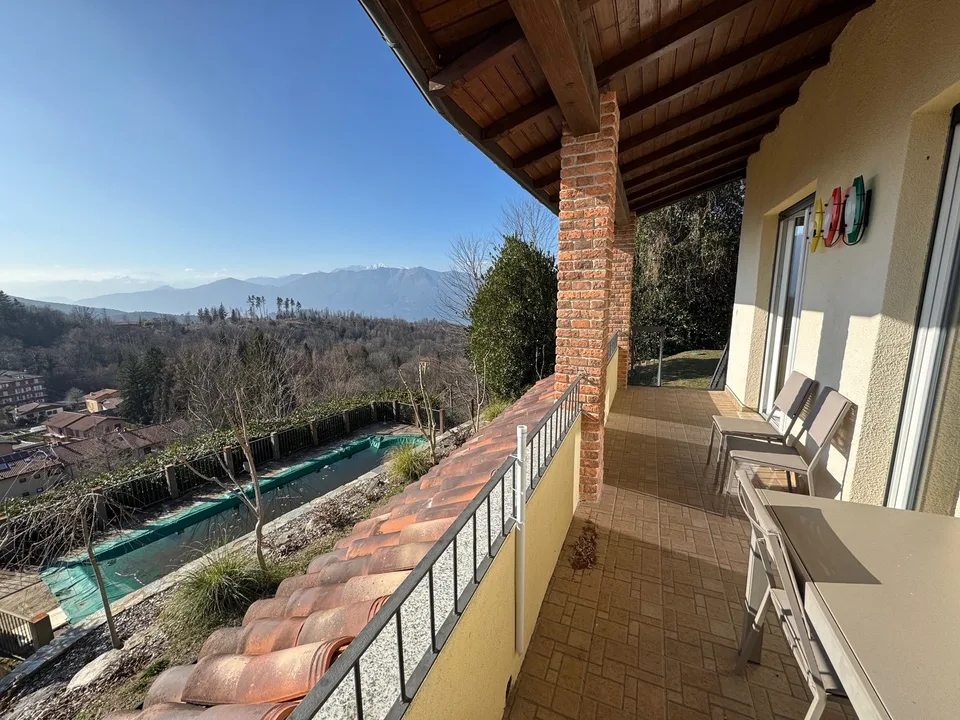 Schöne und moderne Villa in ruhiger und sonniger Lage mit privatem Pool und traumhaftem Seeblick – Foto 18 von 26