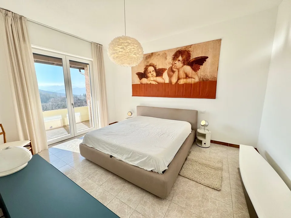 Schöne und moderne Villa in ruhiger und sonniger Lage mit privatem Pool und traumhaftem Seeblick – Foto 9 von 26