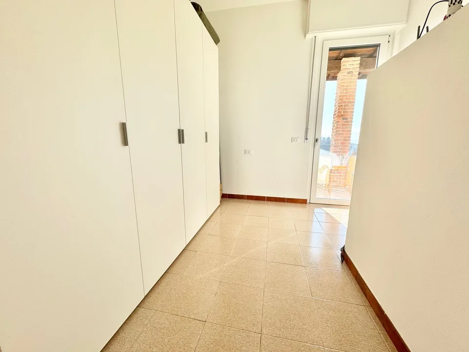 Schöne und moderne Villa in ruhiger und sonniger Lage mit privatem Pool und traumhaftem Seeblick – Foto 11 von 26