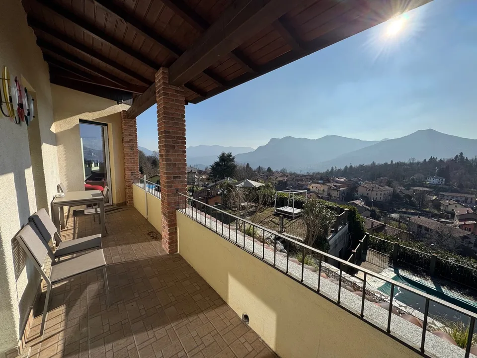 Schöne und moderne Villa in ruhiger und sonniger Lage mit privatem Pool und traumhaftem Seeblick – Foto 19 von 26
