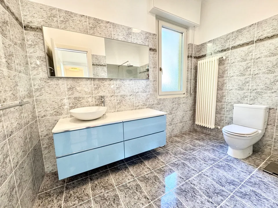 Schöne und moderne Villa in ruhiger und sonniger Lage mit privatem Pool und traumhaftem Seeblick – Foto 12 von 26