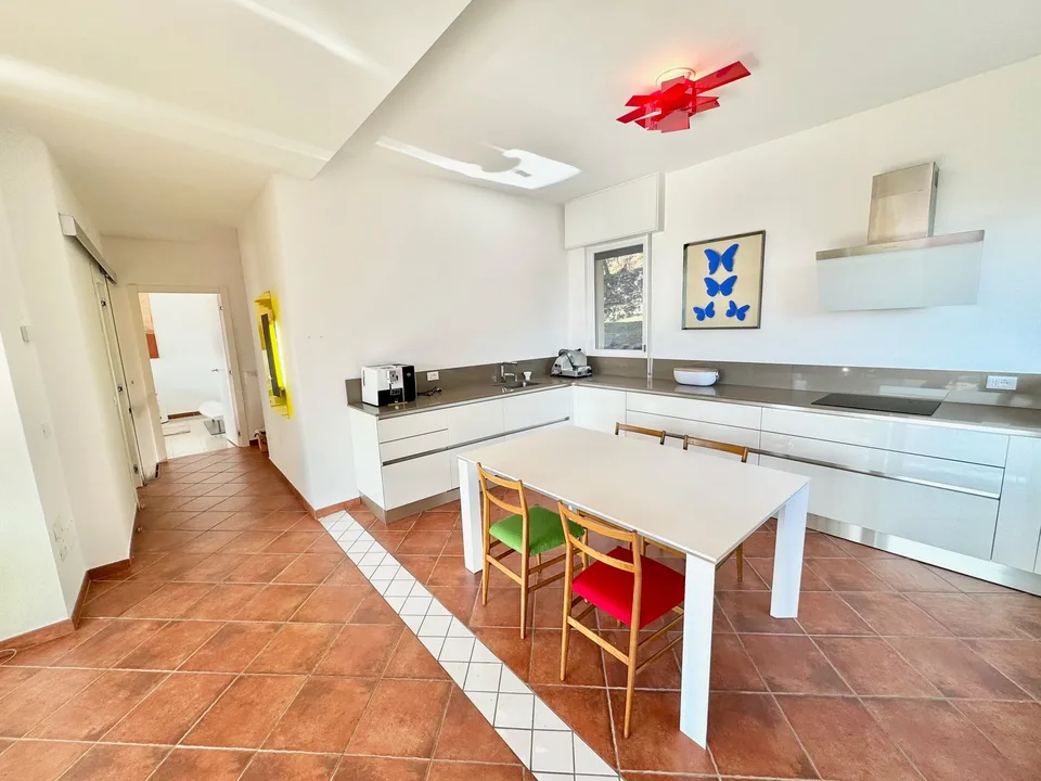 Schöne und moderne Villa in ruhiger und sonniger Lage mit privatem Pool und traumhaftem Seeblick – Foto 7 von 26