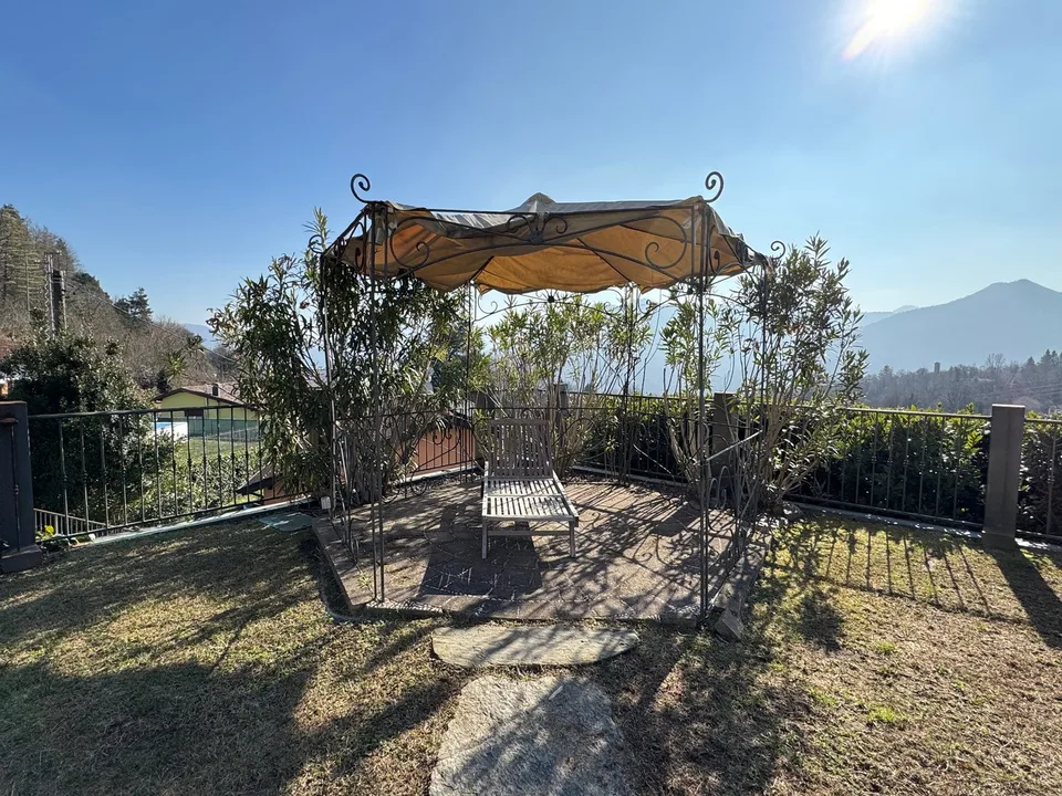 Schöne und moderne Villa in ruhiger und sonniger Lage mit privatem Pool und traumhaftem Seeblick – Foto 21 von 26