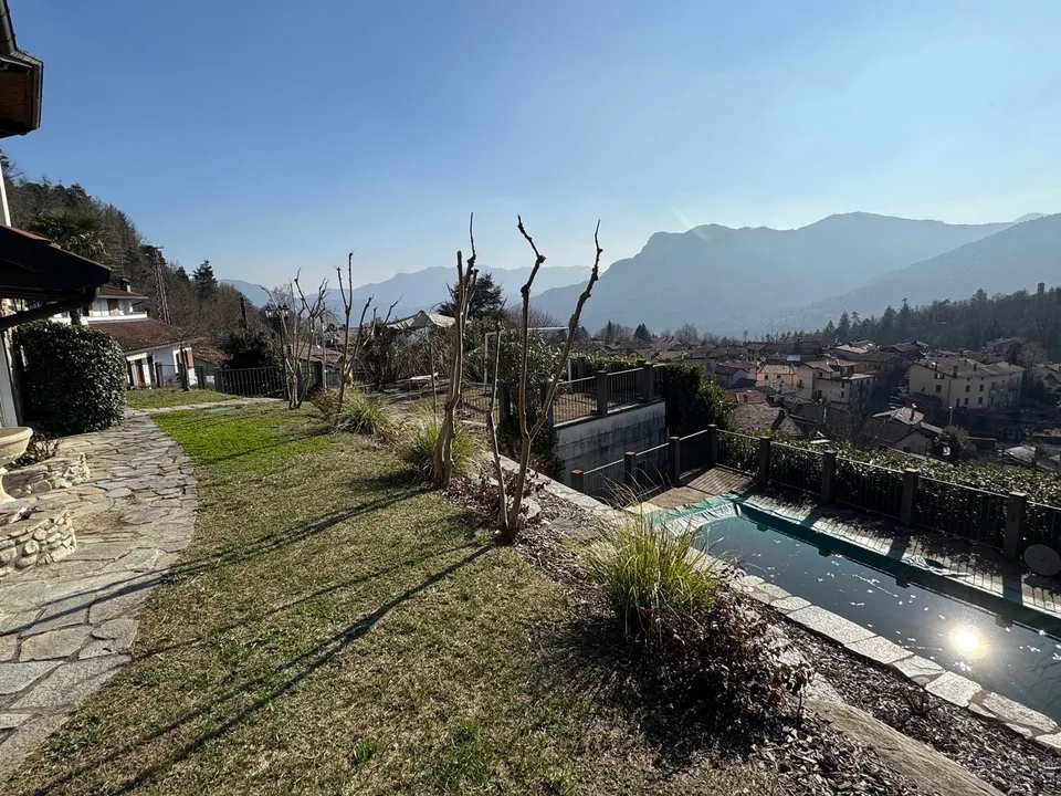 Schöne und moderne Villa in ruhiger und sonniger Lage mit privatem Pool und traumhaftem Seeblick – Foto 17 von 26