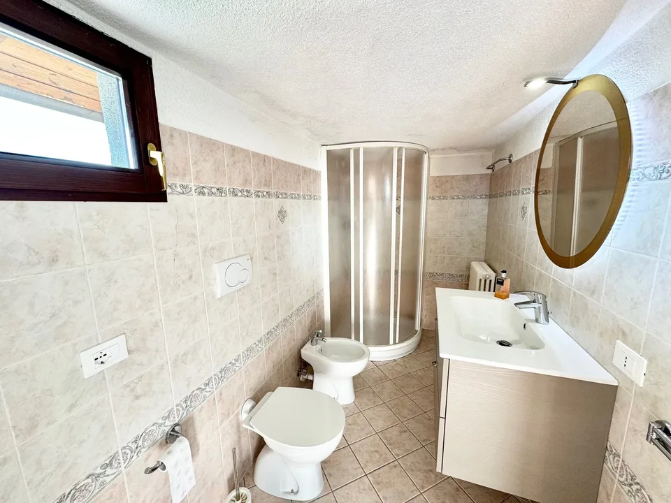Schöne und moderne Villa in ruhiger und sonniger Lage mit privatem Pool und traumhaftem Seeblick – Foto 16 von 26