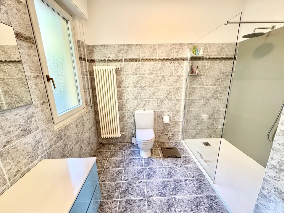 Schöne und moderne Villa in ruhiger und sonniger Lage mit privatem Pool und traumhaftem Seeblick – Foto 13 von 26