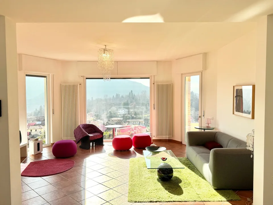 Belle et moderne villa dans un endroit calme et ensoleillé avec piscine privée et vue imprenable sur le lac