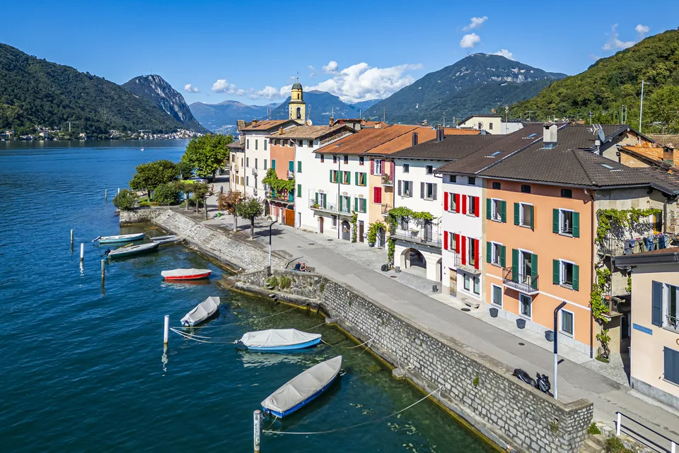 Affascinante casa ticinese fronte lago