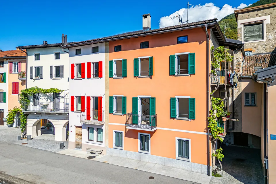 Affascinante casa ticinese fronte lago