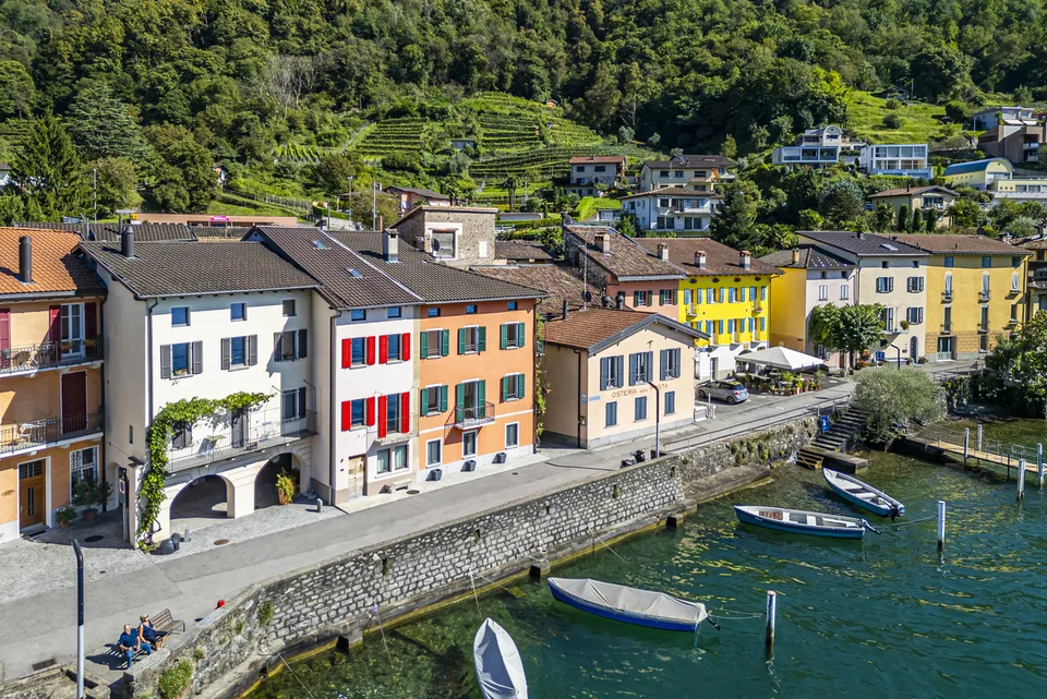 Affascinante casa ticinese fronte lago