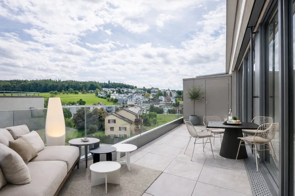 Penthouse à louer pour la première fois à Wil SG. Lumière, espace et deux terrasses avec vue sur la ville