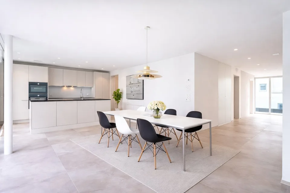 Penthouse à louer pour la première fois à Wil SG. Lumière, espace et deux terrasses avec vue sur la ville