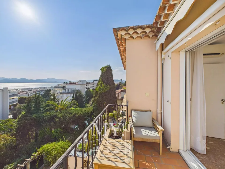 Exklusive Dachgeschosswohnung mit Meerblick im Quartier Californie von Cannes
