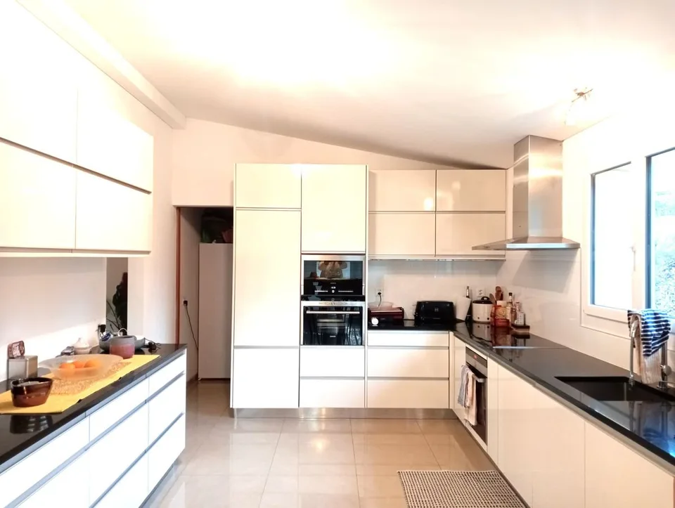 Villa individuale moderna e luminosa, ambiente dominante – foto 7 di 19