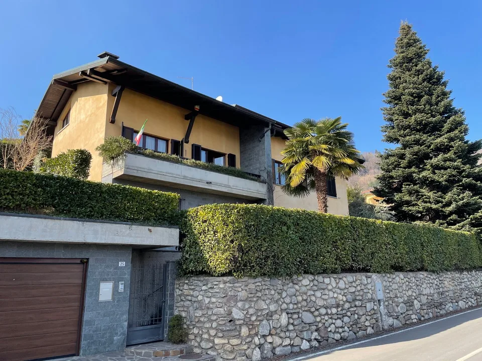 Villa con giardino a Cadegliano Viconago