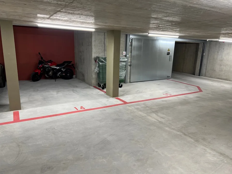 Parkplatz oder Doppelparkplatz, wenn gewünscht auch mit einem kleinen abschliessbaren Keller