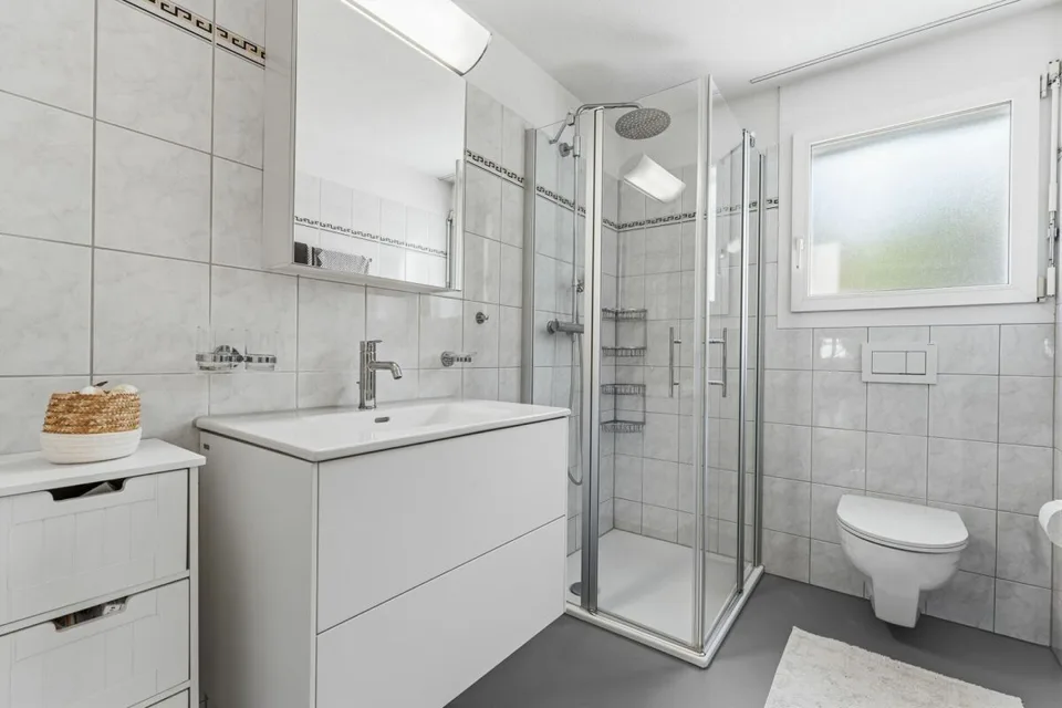Moderne und gepflegte 4.5-Zimmerwohnung mit grosszügiger Sonnenterrasse in Greppen