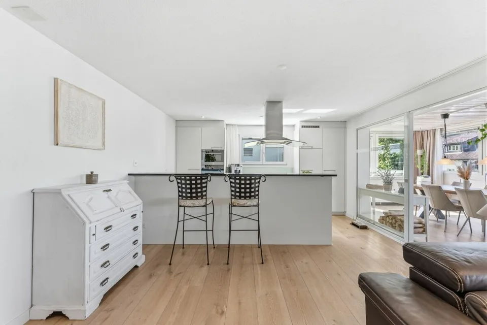 Moderne und gepflegte 4.5-Zimmerwohnung mit grosszügiger Sonnenterrasse in Greppen