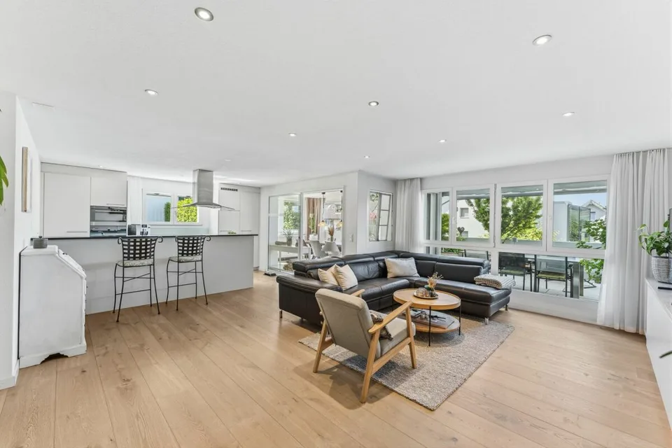 Moderne und gepflegte 4.5-Zimmerwohnung mit grosszügiger Sonnenterrasse in Greppen
