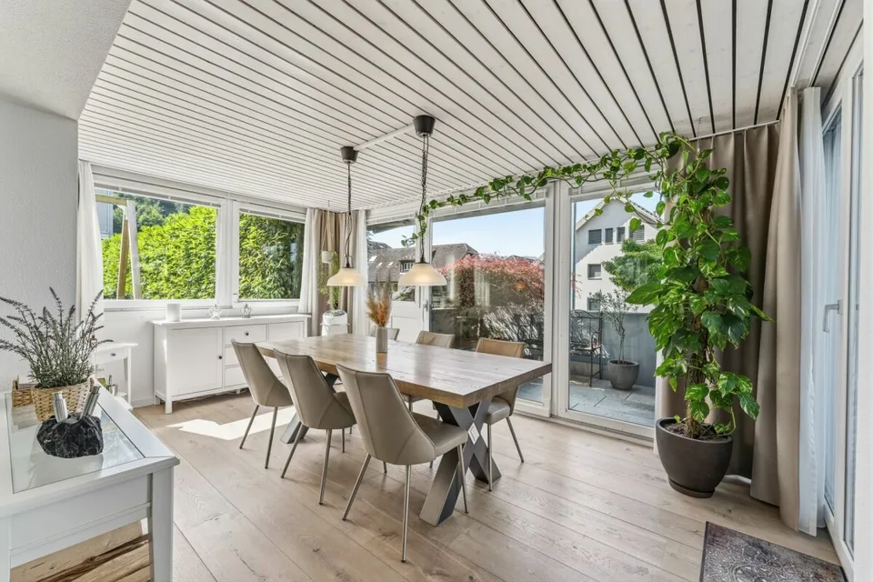 Moderne und gepflegte 4.5-Zimmerwohnung mit grosszügiger Sonnenterrasse in Greppen