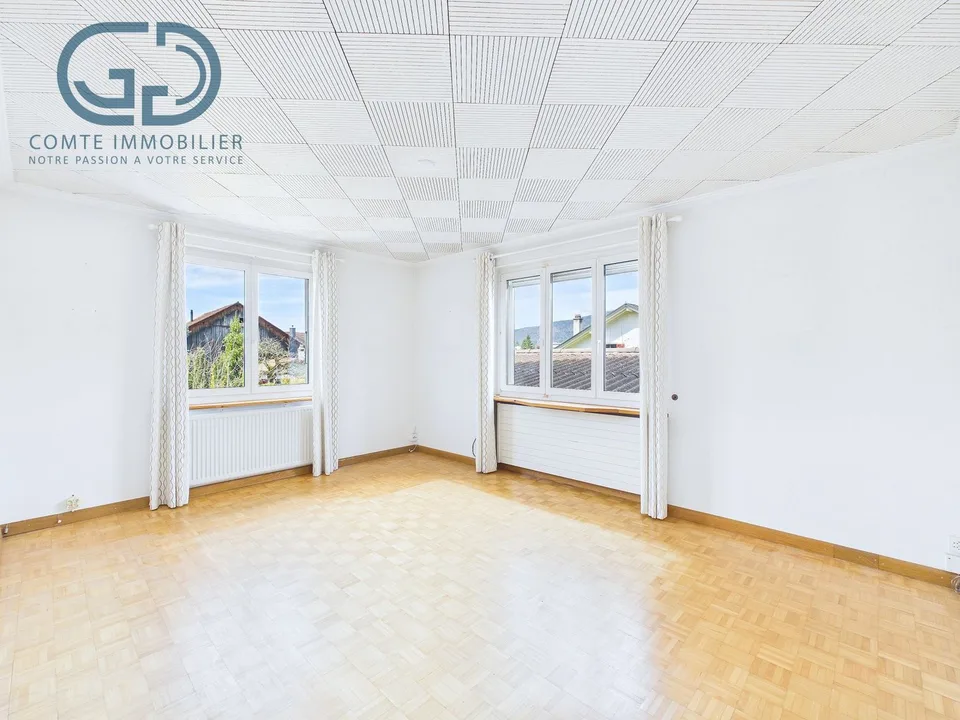 Casa indipendente con grande superficie commerciale