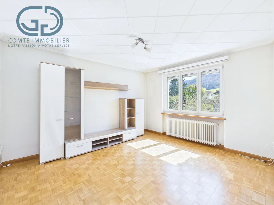 Casa indipendente con grande superficie commerciale