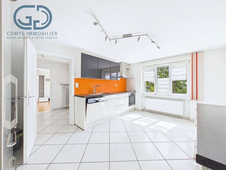 Casa indipendente con grande superficie commerciale