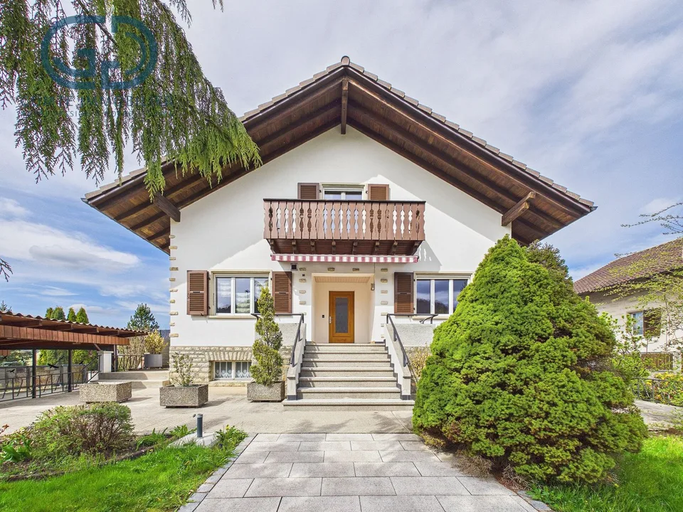 Casa indipendente con grande superficie commerciale